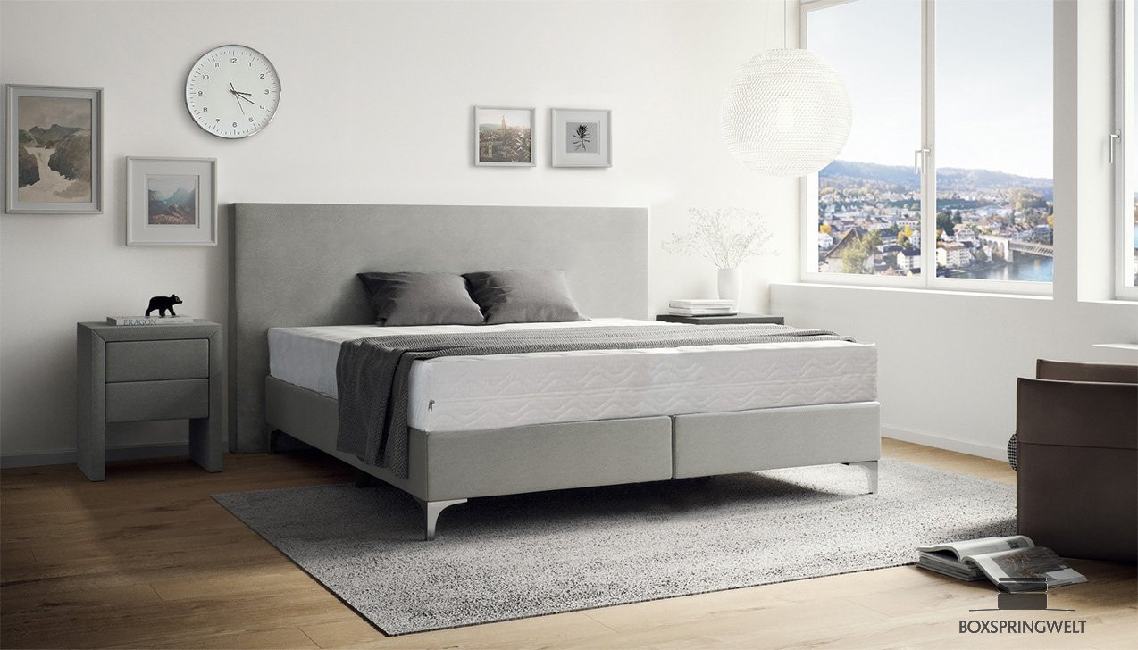 Mit Kopfteil Konrad (10cm Seitenüberstand) und Chromfüße